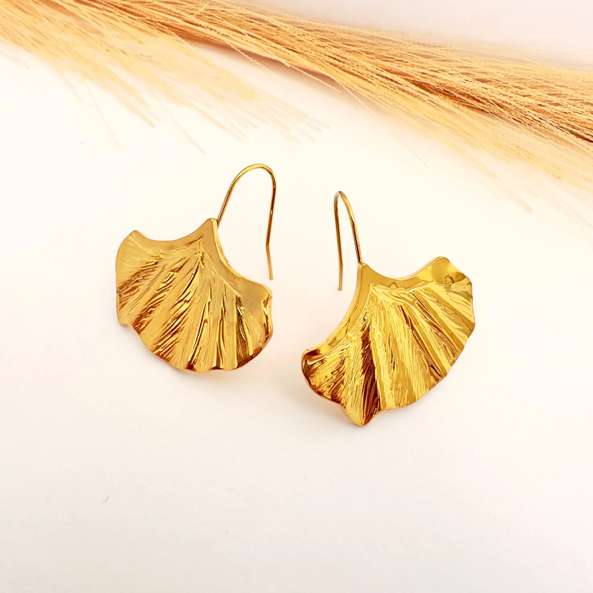 ✨ Aros Hoja Dorada Texturizada Oro - Glamora