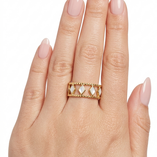 Anillo Nácar triangular - Enchape de Oro 18k - Ajustable